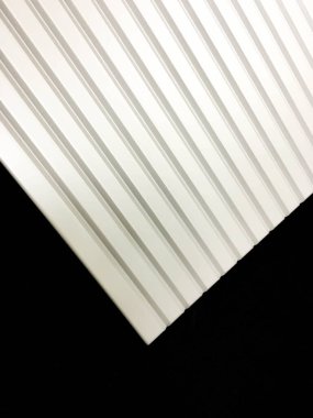 Mobilya kapısı cephesi siyah arka planda değirmenle beyaza boyanmış