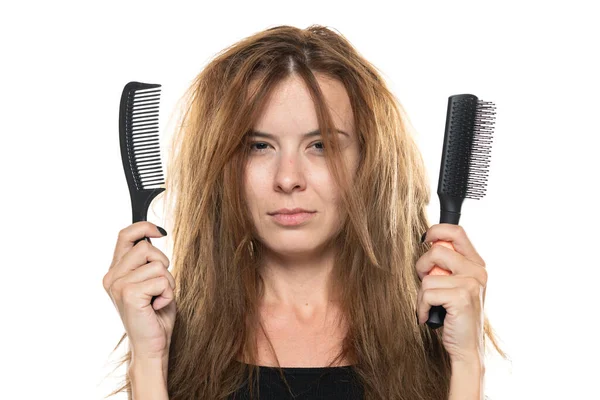 Retrato Una Mujer Joven Con Pelo Largo Desordenado Sosteniendo Cepillo —  Fotos de Stock