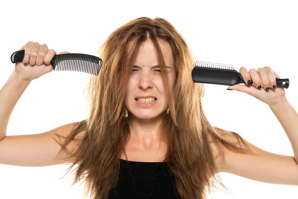 Retrato Una Joven Mujer Con Pelo Largo Desordenado Sosteniendo Cepillo —  Fotos de Stock
