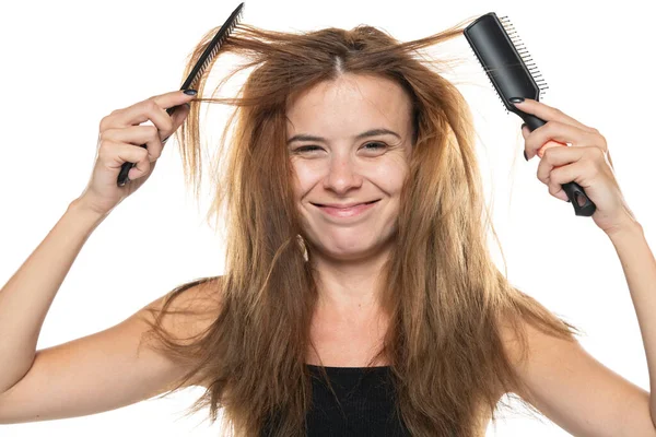 Портрет Молодої Усміхненої Жінки Чистить Безладне Довге Волосся Білому Тлі — стокове фото