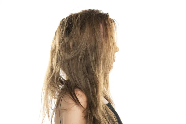 Profil Einer Jungen Frau Mit Unordentlichen Langen Haaren Auf Weißem — Stockfoto