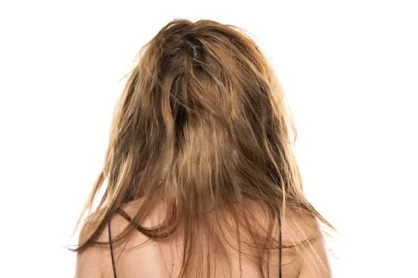 白い背景に乱雑な長い髪を持つ若い女性のバックビュー — ストック写真