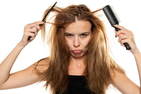 Portrait Une Jeune Femme Malheureuse Brossant Les Cheveux Longs Sur — Photo