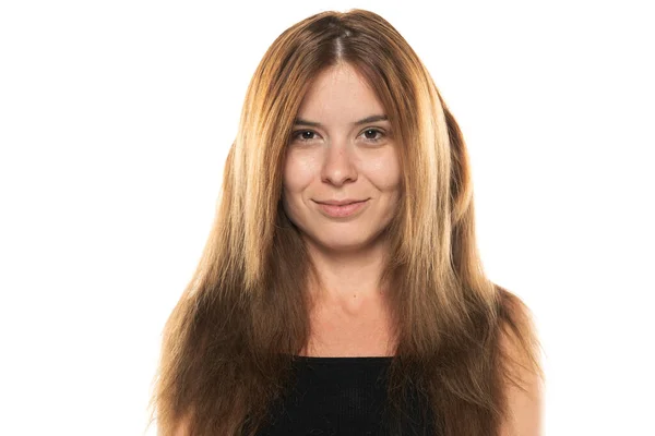 Retrato Uma Jovem Mulher Sorridente Sem Maquiagem Com Cabelos Longos — Fotografia de Stock