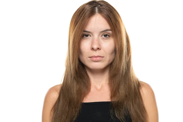 Retrato Una Joven Sin Maquillaje Con Pelo Largo Sobre Fondo — Foto de Stock