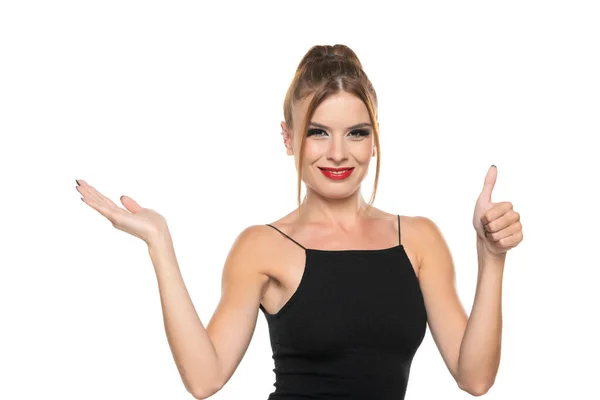 用化妆品和发型微笑的女人 在她的手掌上为产品做广告 在白色背景上的前景色 — 图库照片