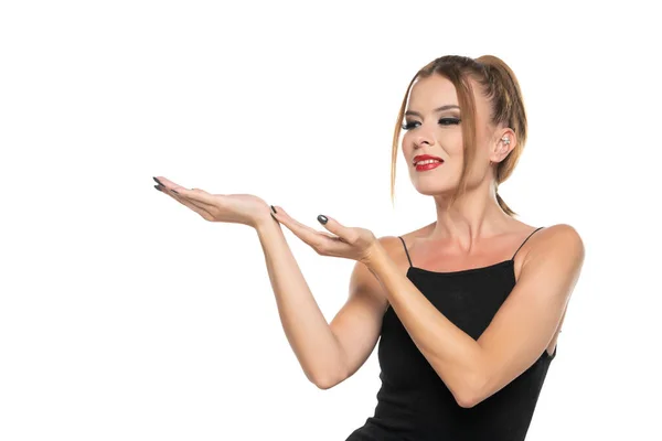 化妆和发型的女人 在她的手掌上做产品广告 背景是白色的 — 图库照片