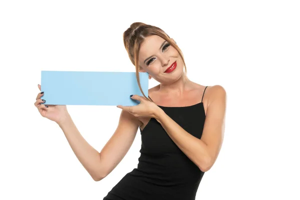 微笑的女人拿着蓝色广告牌在白色背景上做广告 — 图库照片