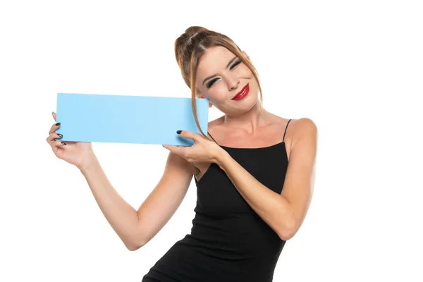 Usmívající Mrkající Žena Drží Modrý Billboard Pro Reklamní Znamení Bílém — Stock fotografie
