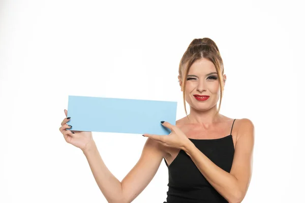 Lächelnde Zwinkernde Frau Mit Blauer Plakatwand Für Werbeschilder Auf Weißem — Stockfoto
