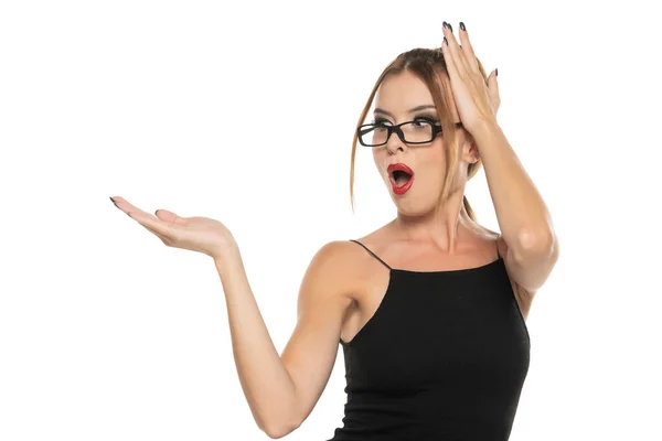 化妆和发型的女人 在她的手掌上做产品广告 背景是白色的 — 图库照片
