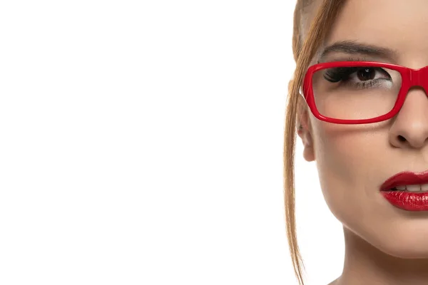 Metade Retrato Uma Jovem Com Maquiagem Óculos Penteado Fundo Branco — Fotografia de Stock