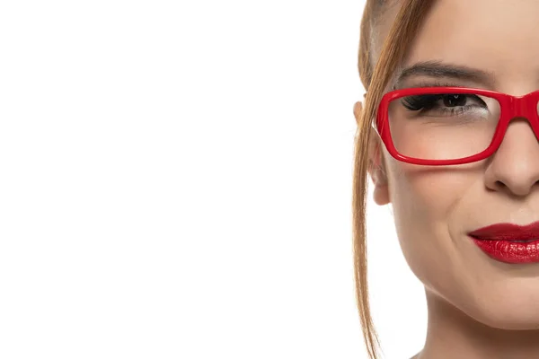 Metade Retrato Uma Jovem Mulher Sorridente Com Maquiagem Óculos Penteado — Fotografia de Stock