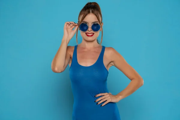 Młoda Uśmiechnięta Kobieta Długą Niebieską Letnią Sukienką Okularami Przeciwsłonecznymi Pozująca — Zdjęcie stockowe