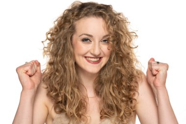 Çekici, mutlu, kıvırcık saçlı, beyaz arka planda gülümseyen sarışın kadın..