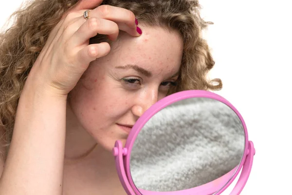 Mulheres Loiras Jovens Com Cabelos Longos Encaracolados Verificar Sua Pele — Fotografia de Stock