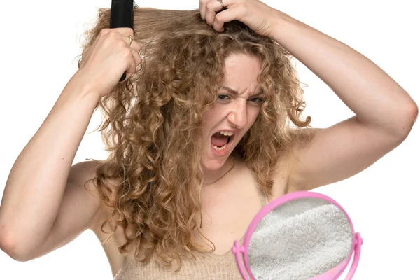 Nervous Funny Young Woman Has Problem Combing Her Hair — Stock Photo, Image