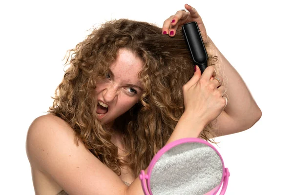 Nervózní Legrační Mladá Žena Problém Česáním Vlasů — Stock fotografie