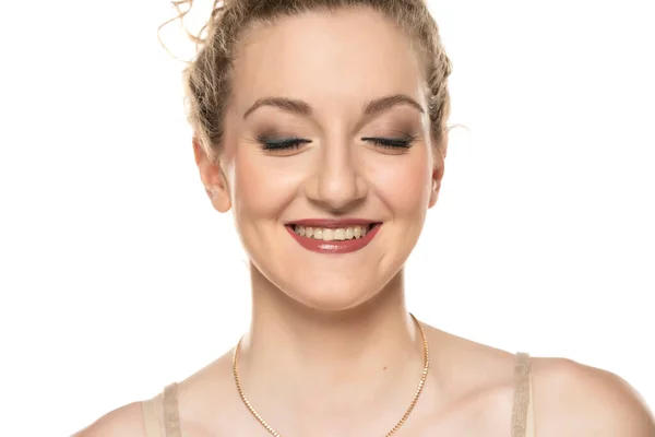 Joven Rubia Sonriente Con Pelo Rizado Atado Maquillaje Posando Sobre — Foto de Stock