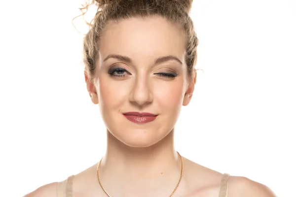 Mujer Rubia Joven Con Pelo Rizado Atado Maquillaje Posando Sobre — Foto de Stock