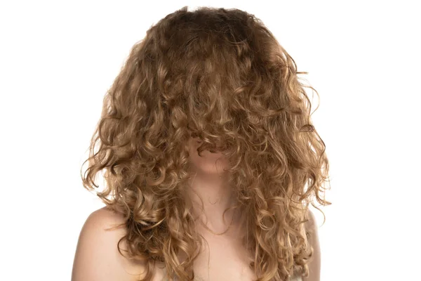 Μια Γυναίκα Μακριά Ξανθά Σγουρά Μαλλιά Στο Πρόσωπό Της — Φωτογραφία Αρχείου