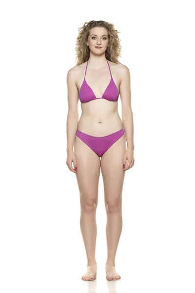 Mujer Rubia Joven Traje Baño Bikini Pie Sobre Fondo Blanco — Foto de Stock