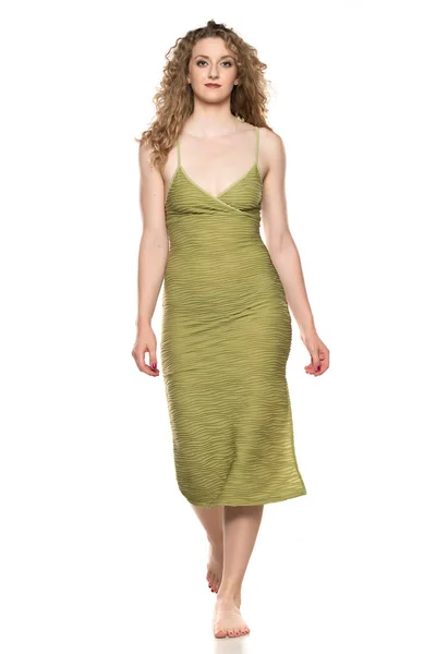 Νέα Και Ψηλή Όμορφη Ξυπόλητη Γυναίκα Καλοκαιρινό Φόρεμα Που Περπατάει — Φωτογραφία Αρχείου