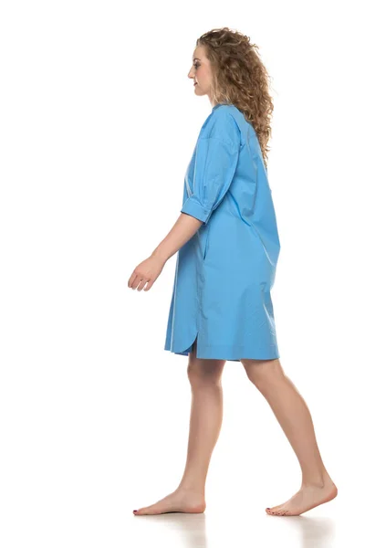 Jovem Alta Bela Mulher Descalça Andar Uma Camisa Azul Longa — Fotografia de Stock