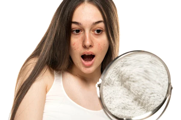 Şok Olmuş Sorunlu Bir Kız Beyaz Arka Planda Aynada Kendine — Stok fotoğraf