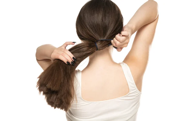 Вид Сзади Молодую Женщину Завязывающую Длинные Волосы Белом Фоне — стоковое фото