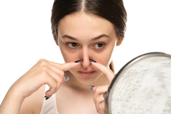 Genç Kız Aynada Burnuna Dokunuyor — Stok fotoğraf