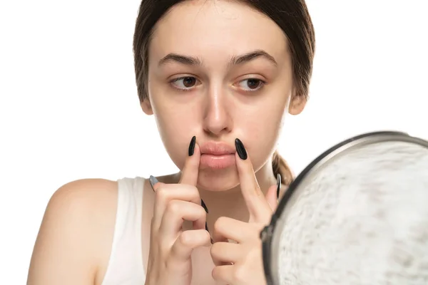 Mujer Joven Preocupada Delante Del Espejo Apretando Boca Sobre Fondo — Foto de Stock