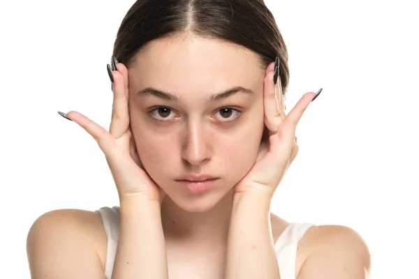 Junge Frau Strafft Ihre Gesichtshaut Mit Den Fingern Auf Weißem — Stockfoto