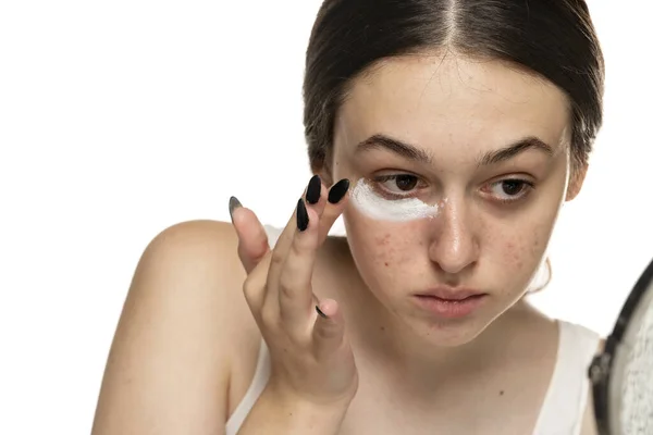 Wanita Muda Applyingvcosmetics Produk Bawah Mata Pada Latar Belakang Putih — Stok Foto