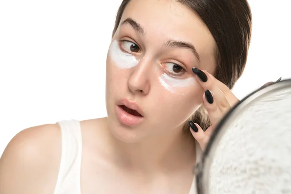 Potret Seorang Wanita Muda Menerapkan Produk Kosmetik Bawah Matanya Pada — Stok Foto