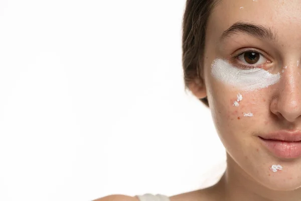 Gözünün Altında Kozmetik Ürünleri Olan Genç Bir Kadının Yarısı — Stok fotoğraf