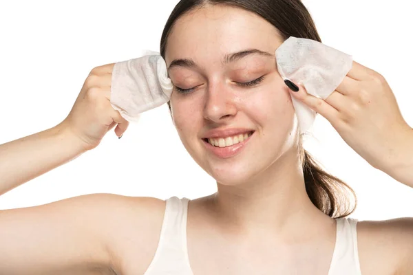 Beautifu Youngster Frau Reinigt Ihr Gesicht Mit Einem Babytuch — Stockfoto