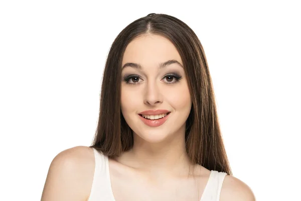 白い背景に化粧をした美しい若い笑顔の女性 — ストック写真