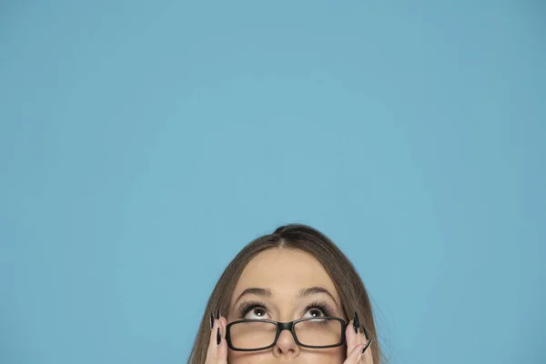 Meio Retrato Uma Jovem Mulher Com Óculos Olhando Para Cima — Fotografia de Stock