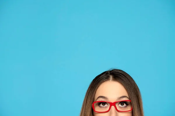 Setengah Potret Seorang Wanita Muda Dengan Kacamata Merah Melihat Atas — Stok Foto