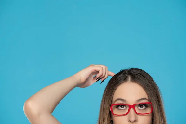 Half Portrait Young Woman Glasses Looking Sctratching Her Head — Stock Photo, Image