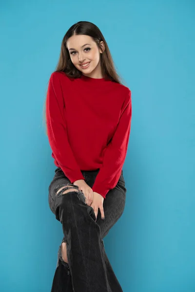 Мила Усміхнена Дівчина Червоній Блузці Чорні Джинси Ізольовані Синьому Студійному — стокове фото