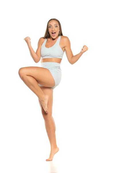 Młody Szczęśliwy Boso Sportowe Kobieta Długimi Włosami Szortach Top Białym — Zdjęcie stockowe