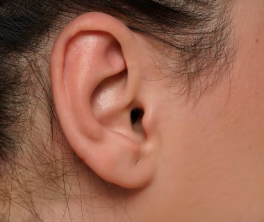 kadın kulak closeup.