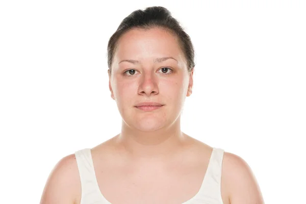 Portrait Une Jeune Femme Joufflue Sans Maquillage Sur Fond Blanc — Photo