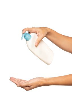 Kadın elleri pompa plastik vücut süt şişesini beyaz arka planda fotokopi alanı ile itiyor