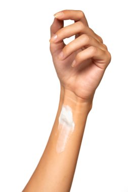 Kırpılmış kadın eli mükemmel el kremi beyaz stüdyo arka planında izole edilmiş. Cilt bakımı sağlık prosedürü kavramı. Kolunda nemlendirici ile poz vermek.