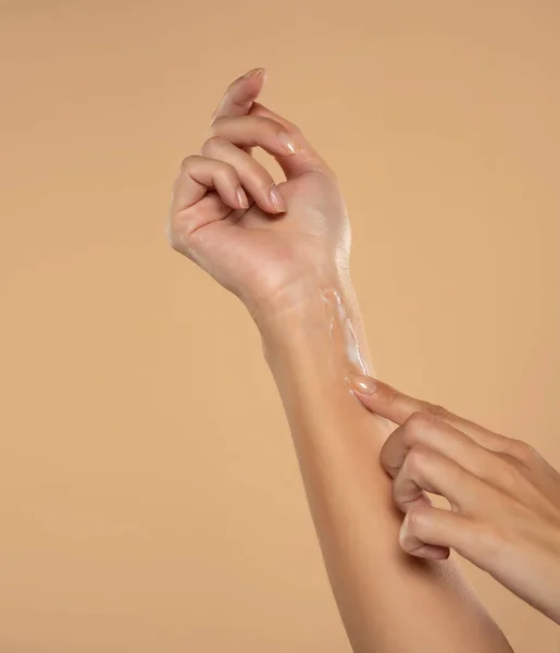 Κοντινό Πλάνο Περικοπή Γυναίκα Εφαρμόσει Χέρι Τέλεια Κρέμα Χεριών Δέρμα — Φωτογραφία Αρχείου