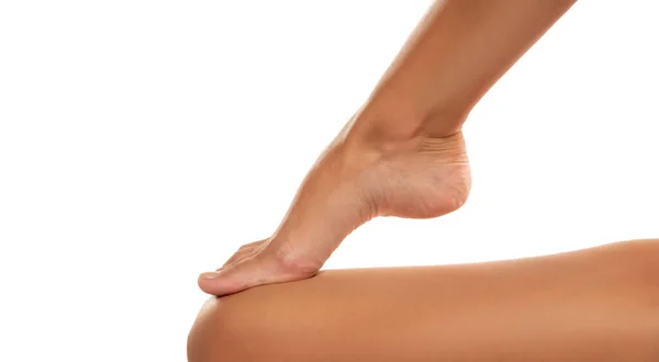Красивые Ухоженные Женские Ноги Ноги Крупным Планом Белом Изолированном Фоне — стоковое фото