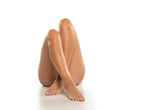 Красивые Сексуальные Скрещенные Женские Ноги Белом Полу Фоне Студии — стоковое фото